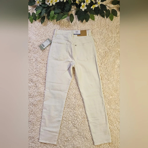 H&M Loose Fit Ultra High Waist Mom Jeans - Picture 4 of 9